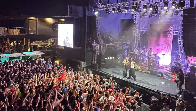 Outdoor concert crowd at Vivo Beach Club